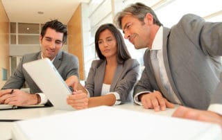 Courtier en crédit immobilier obtenant un meilleur taux pour son client